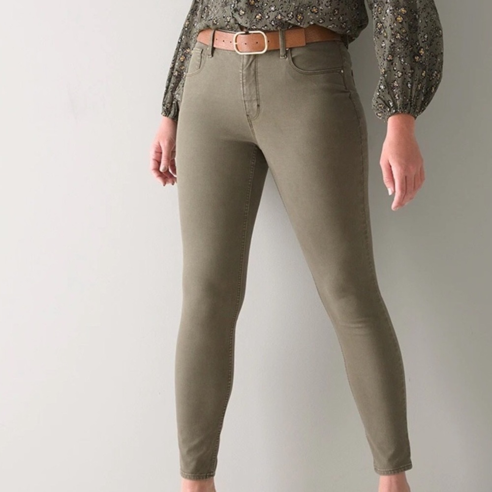 Signature Slimming Straight High-Rise Jeans